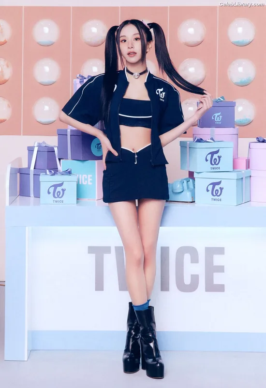 Chaeyoung (TWICE) photo 6 of 400