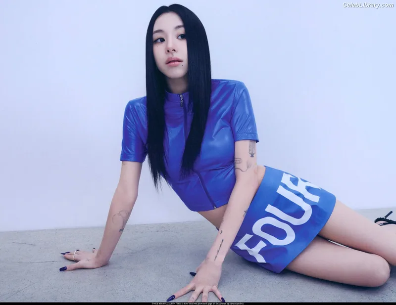 Chaeyoung (TWICE) photo 7 of 400