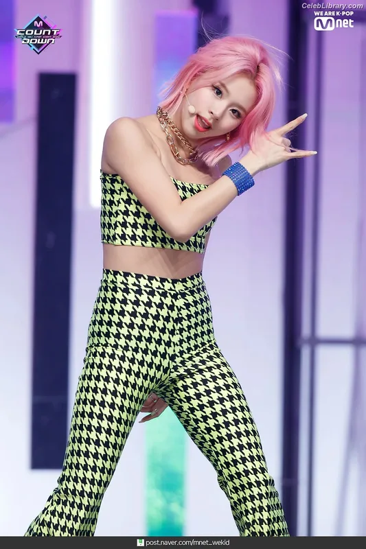 Chaeyoung (TWICE) photo 9 of 400