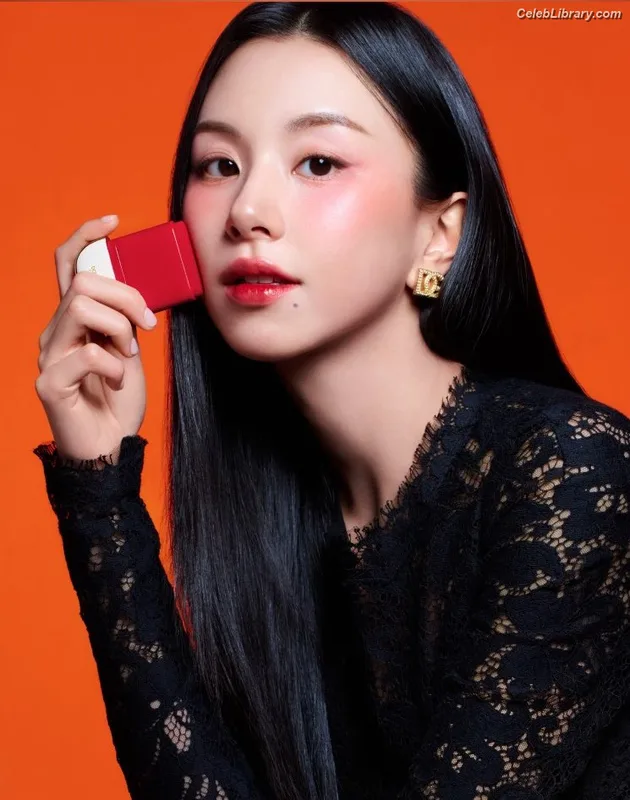 Chaeyoung (TWICE) photo 10 of 400