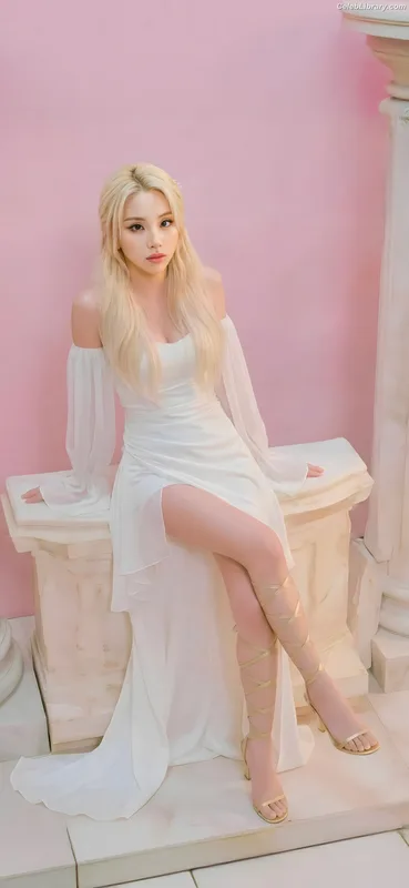 Chaeyoung (TWICE) photo 19 of 400