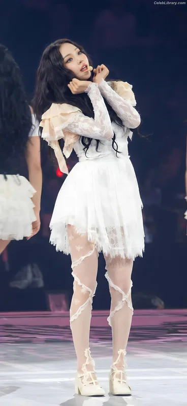 Chaeyoung (TWICE) photo 2 of 400