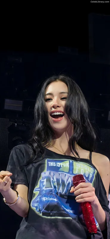 Chaeyoung (TWICE) photo 3 of 400