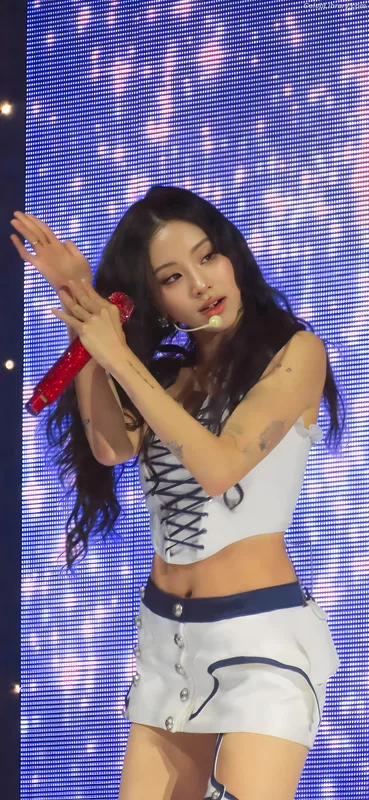 Chaeyoung (TWICE) photo 5 of 400
