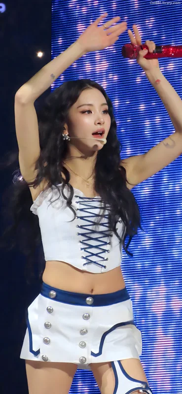 Chaeyoung (TWICE) photo 6 of 400