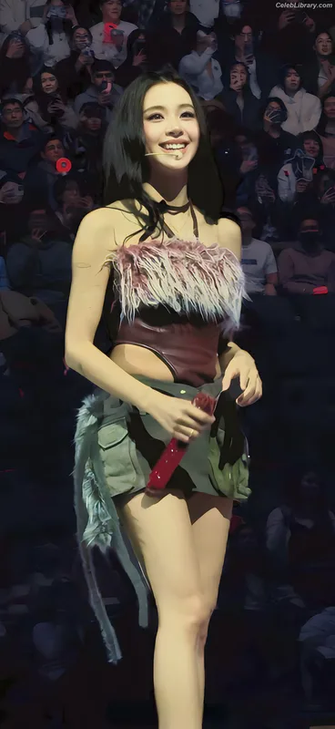 Chaeyoung (TWICE) photo 7 of 400