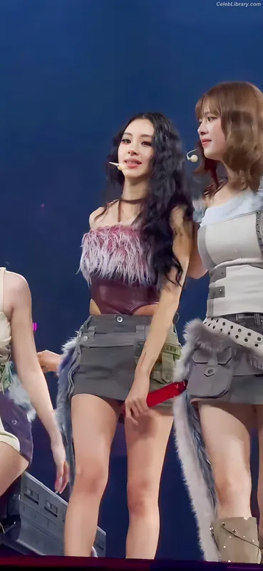 Chaeyoung (TWICE) photo 8 of 400