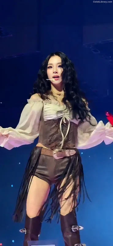 Chaeyoung (TWICE) photo 9 of 400