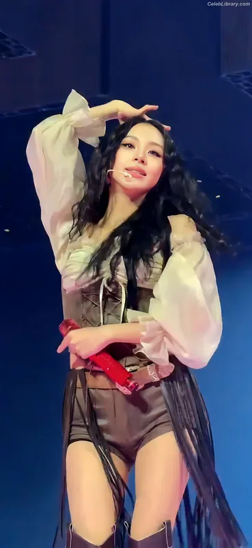 Chaeyoung (TWICE) photo 10 of 400