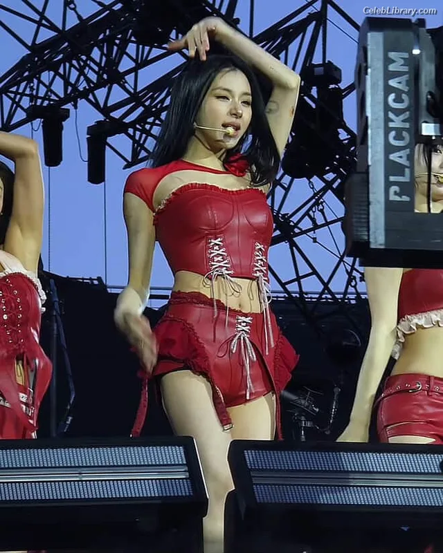 Chaeyoung (TWICE) photo 14 of 400
