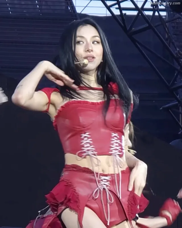 Chaeyoung (TWICE) photo 17 of 400