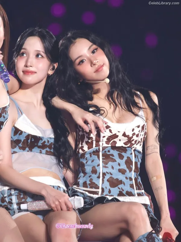 Chaeyoung (TWICE) photo 19 of 400