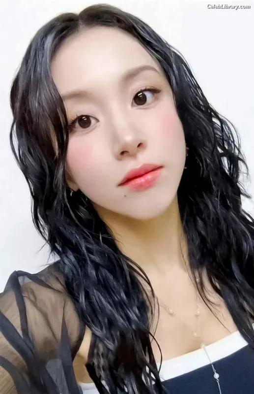 Chaeyoung (TWICE) photo 22 of 400