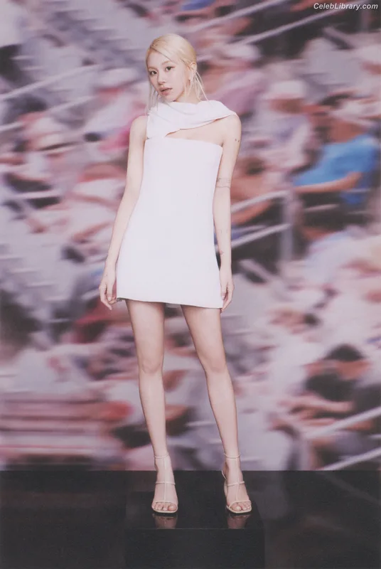 Chaeyoung (TWICE) photo 1 of 400