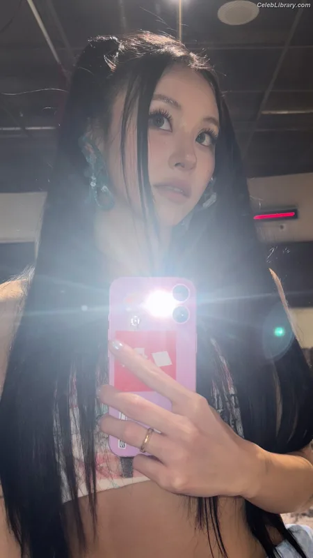Chaeyoung (TWICE) photo 3 of 400