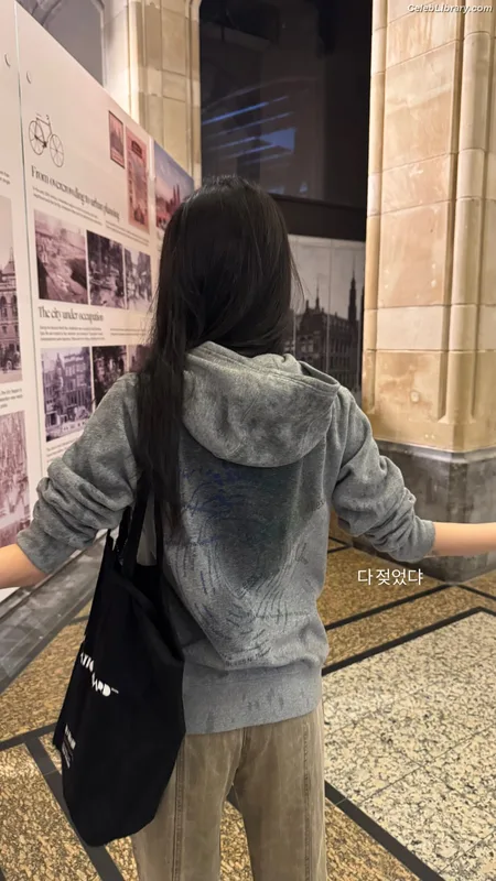 Chaeyoung (TWICE) photo 4 of 400