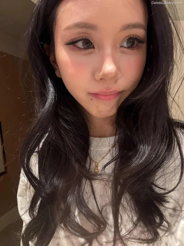 Chaeyoung (TWICE) photo 10 of 400