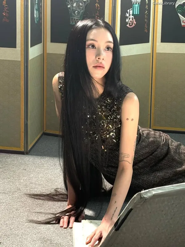 Chaeyoung (TWICE) photo 11 of 400