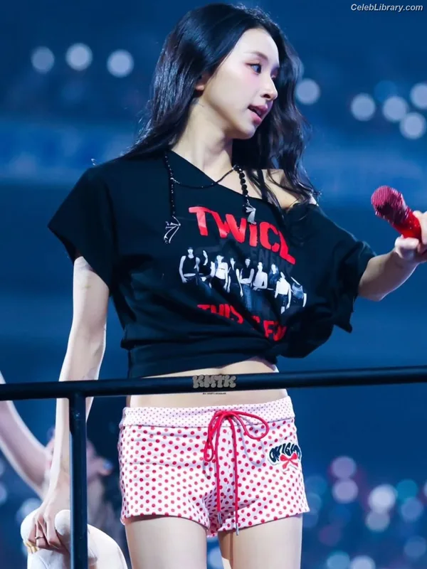 Chaeyoung (TWICE) photo 16 of 400