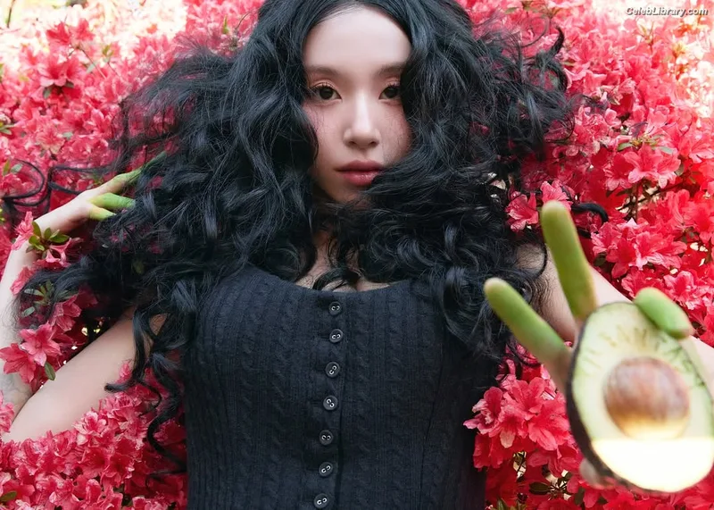 Chaeyoung (TWICE) photo 19 of 400