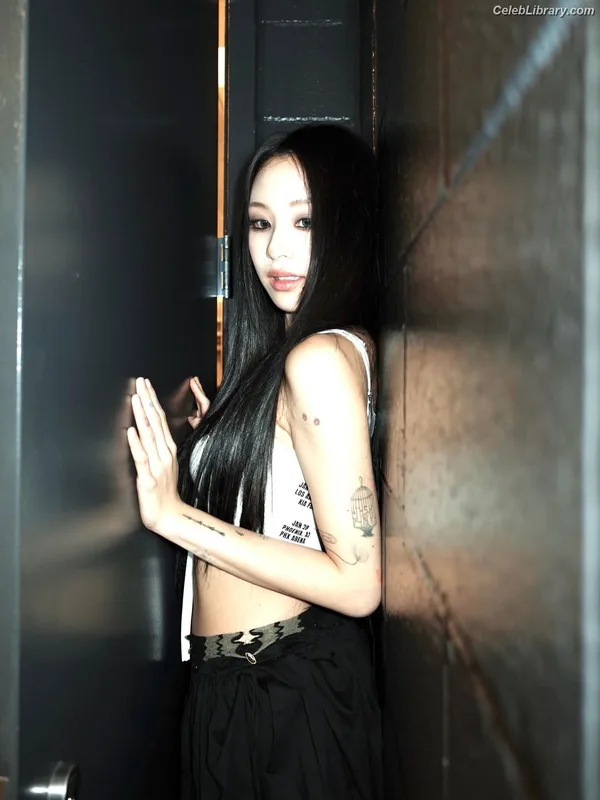Chaeyoung (TWICE) photo 21 of 400