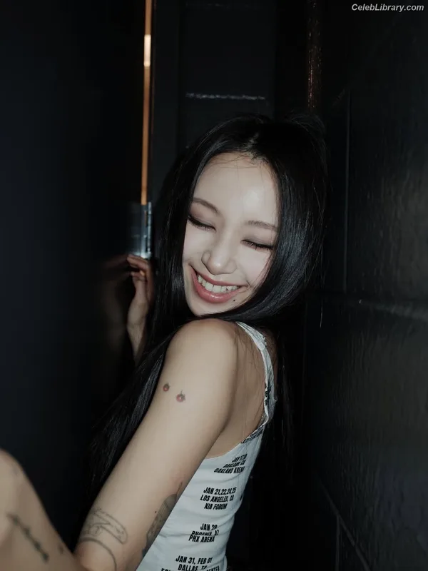 Chaeyoung (TWICE) photo 22 of 400