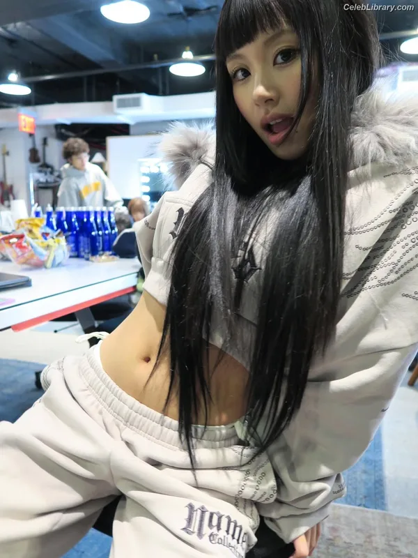 Chaeyoung (TWICE) photo 24 of 400