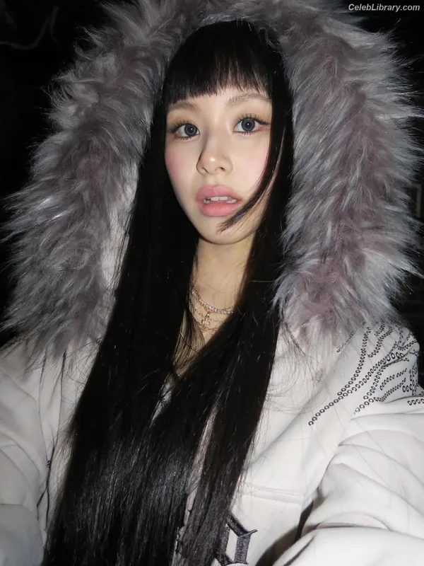 Chaeyoung (TWICE) photo 2 of 400