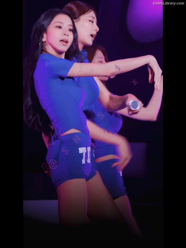 Chaeyoung (TWICE) photo 7 of 400