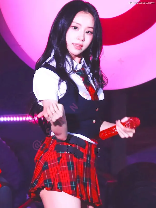 Chaeyoung (TWICE) photo 9 of 400