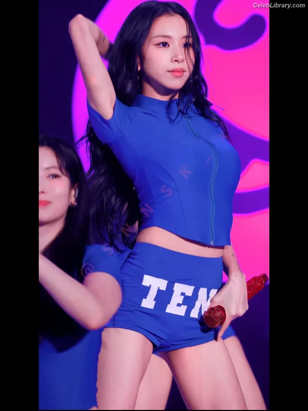 Chaeyoung (TWICE) photo 10 of 400