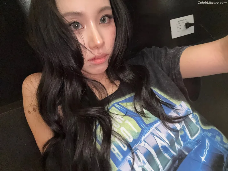 Chaeyoung (TWICE) photo 19 of 400