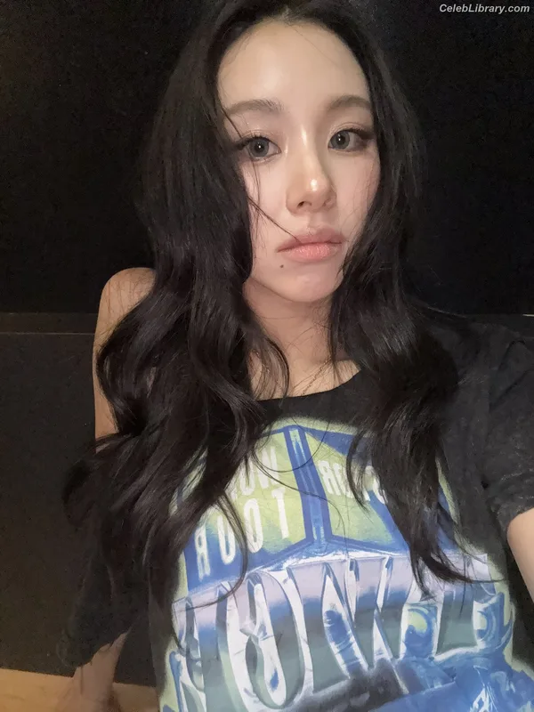 Chaeyoung (TWICE) photo 20 of 400