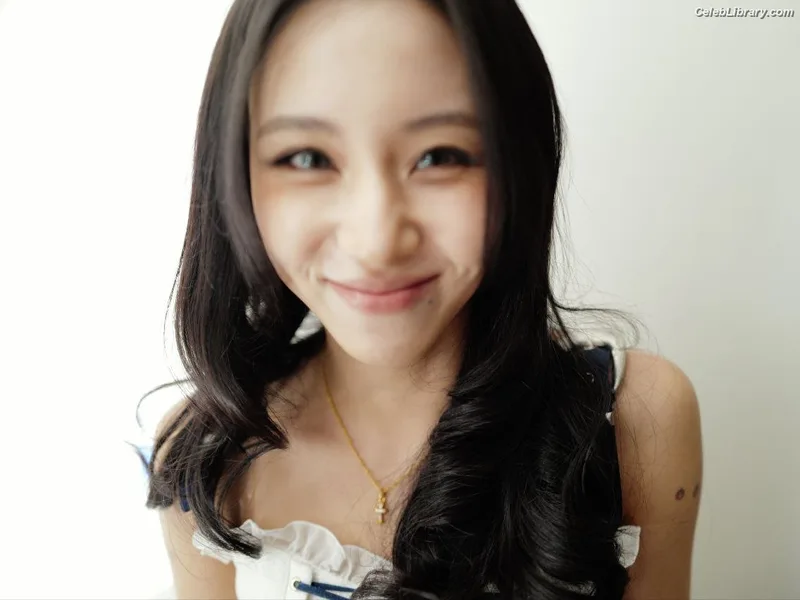 Chaeyoung (TWICE) photo 21 of 400