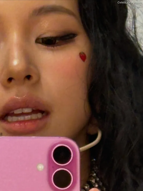 Chaeyoung (TWICE) photo 2 of 400
