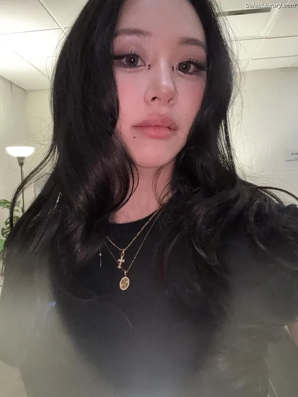 Chaeyoung (TWICE) photo 3 of 400