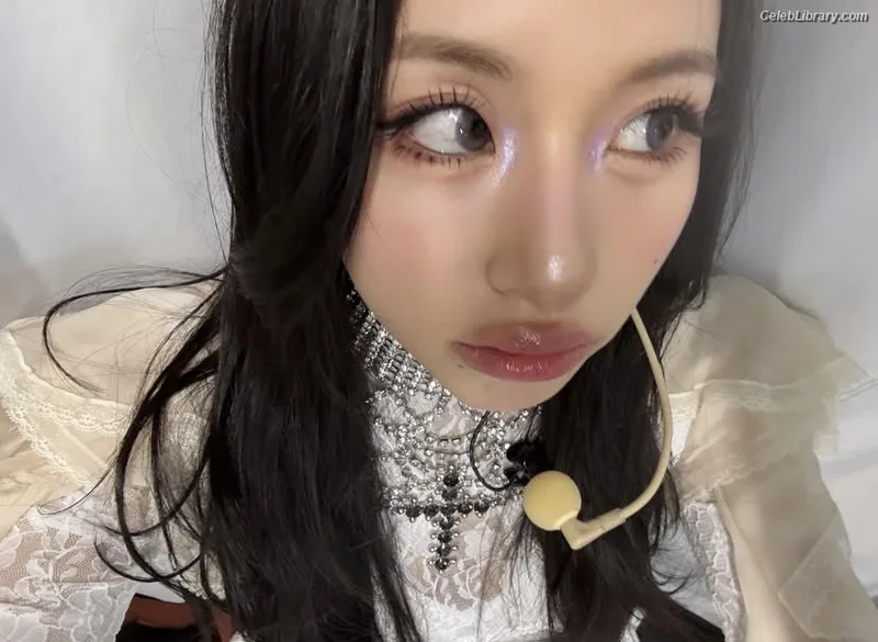 Chaeyoung (TWICE) photo 11 of 400