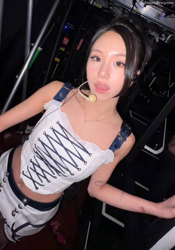 Chaeyoung (TWICE) photo 12 of 400