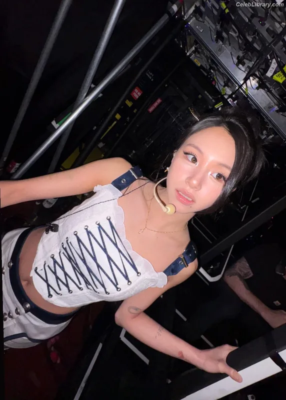 Chaeyoung (TWICE) photo 13 of 400