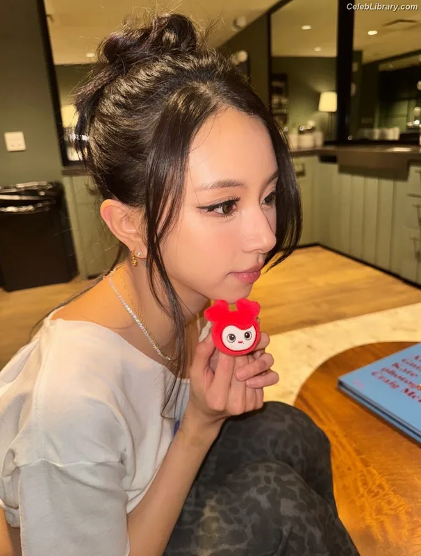 Chaeyoung (TWICE) photo 14 of 400