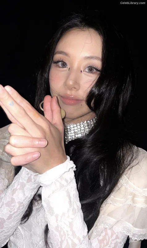 Chaeyoung (TWICE) photo 17 of 400