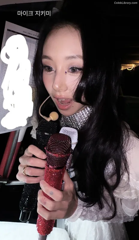 Chaeyoung (TWICE) photo 18 of 400