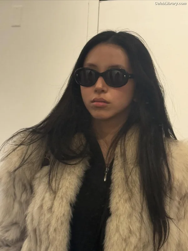 Chaeyoung (TWICE) photo 2 of 400