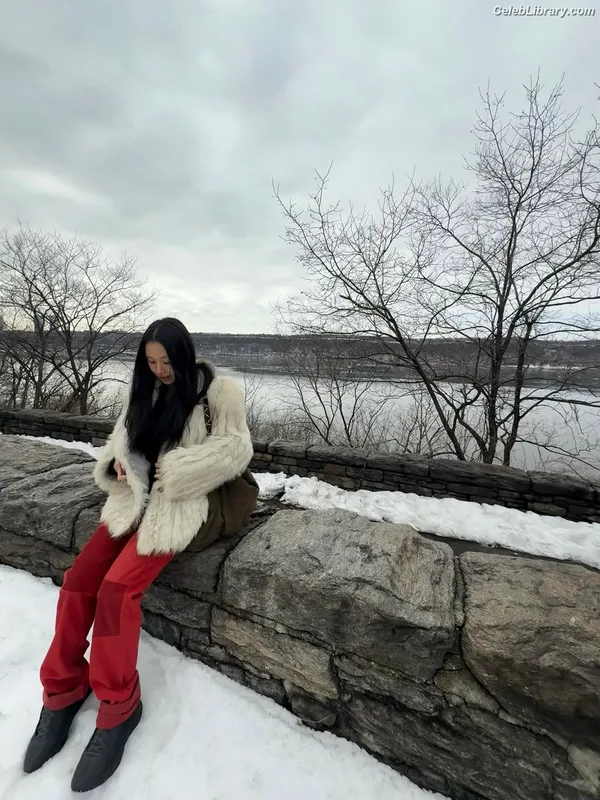 Chaeyoung (TWICE) photo 3 of 400