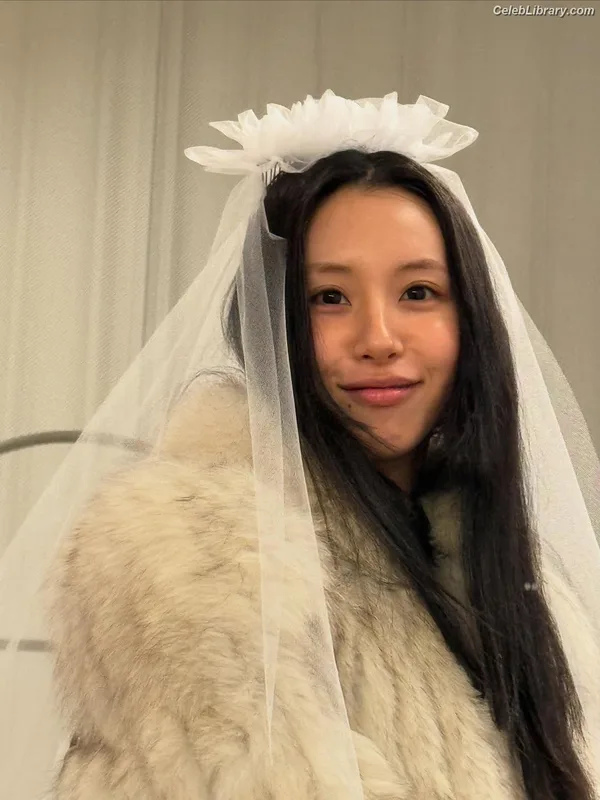 Chaeyoung (TWICE) photo 4 of 400