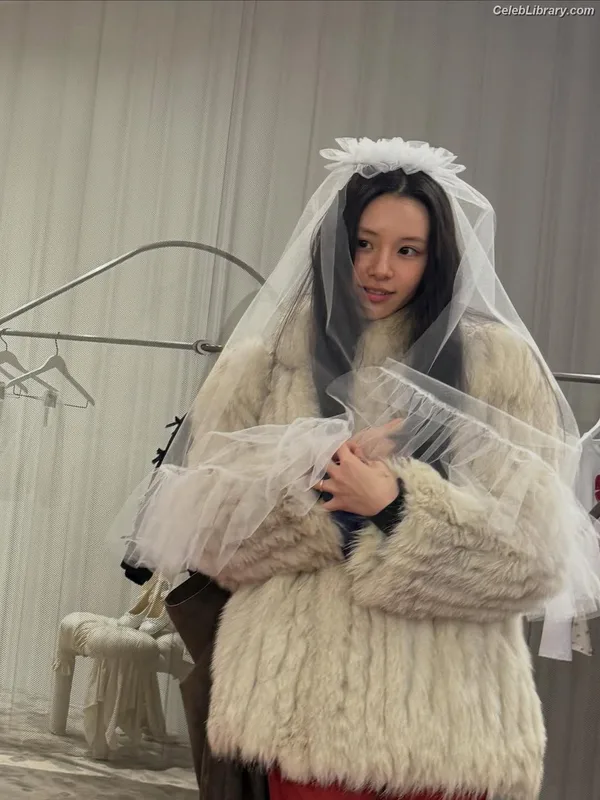 Chaeyoung (TWICE) photo 5 of 400