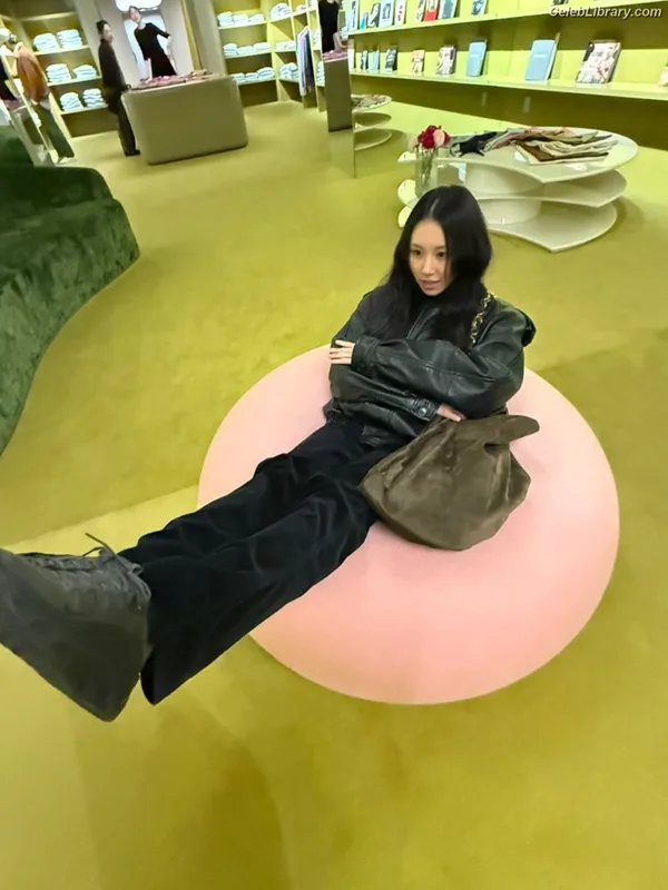 Chaeyoung (TWICE) photo 6 of 400