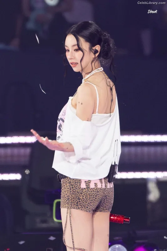 Chaeyoung (TWICE) photo 10 of 400