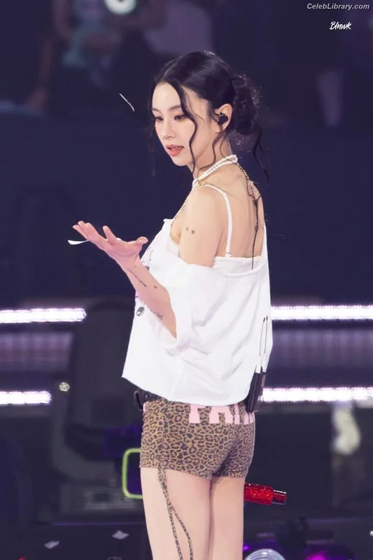 Chaeyoung (TWICE) photo 11 of 400