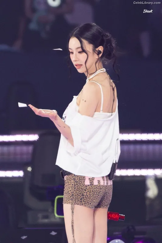 Chaeyoung (TWICE) photo 12 of 400